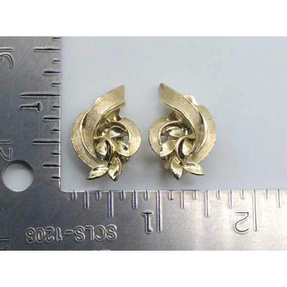 Vintage Gold Tone Clip-On Leaf Earrings Floral Swirl Design by Lisner - Picture 3 of 6